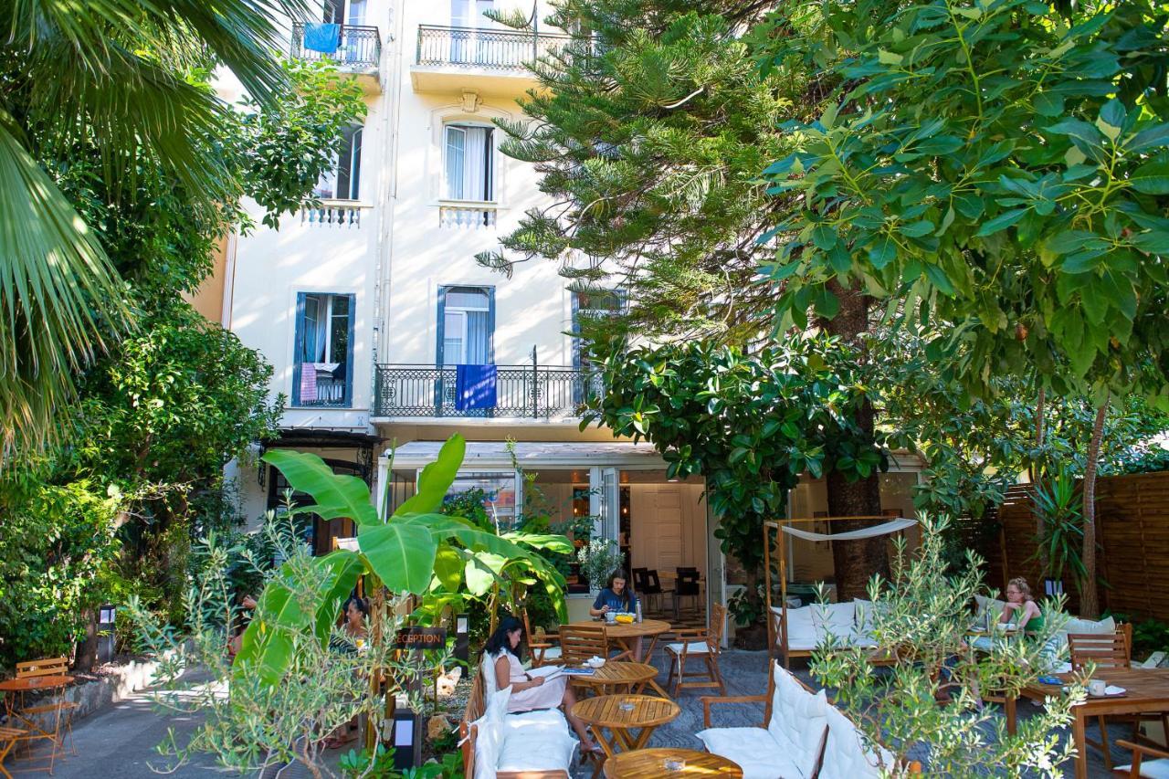 Hi Les Camelias Nizza